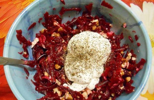 Салат из вареной свеклы с чесноком и грецкими орехами