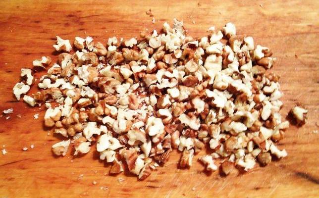 Салат из вареной свеклы с чесноком и грецкими орехами