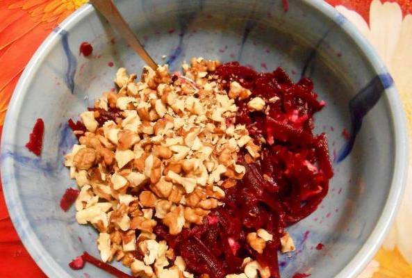Салат из вареной свеклы с чесноком и грецкими орехами
