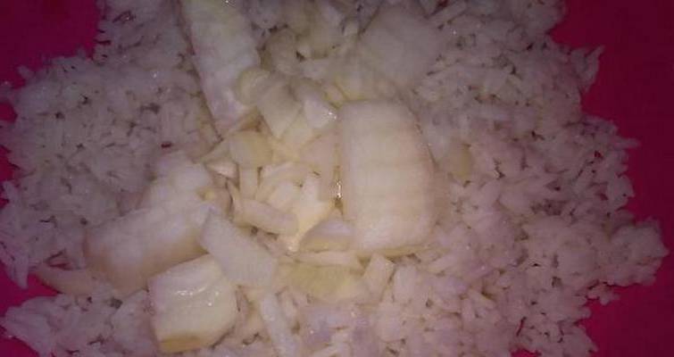 Салат из консервированной сайры с яйцом, рисом и соленым огурцом