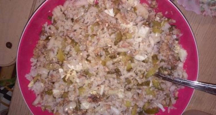 Салат из консервированной сайры с яйцом, рисом и соленым огурцом