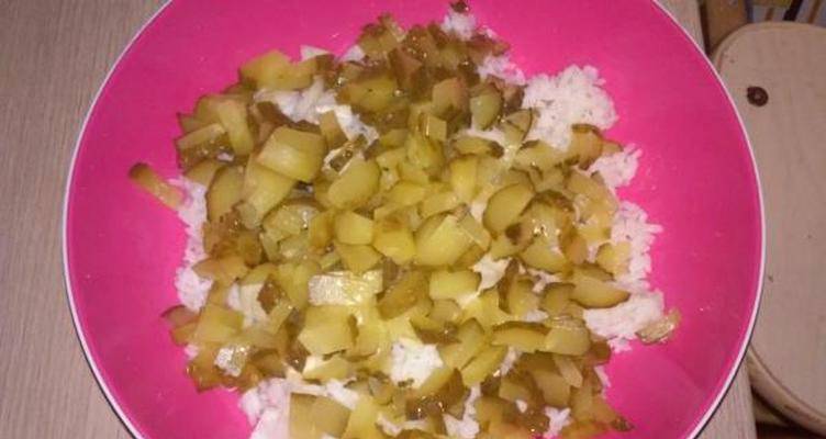 Салат из консервированной сайры с яйцом, рисом и соленым огурцом