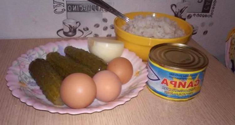 Салат из консервированной сайры с яйцом, рисом и соленым огурцом