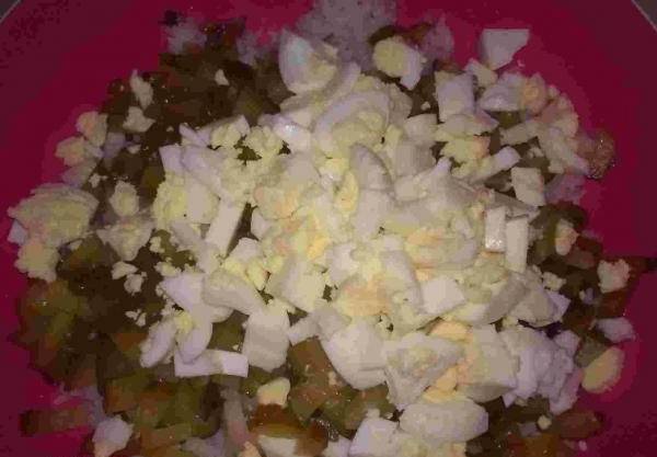 Салат из консервированной сайры с яйцом, рисом и соленым огурцом