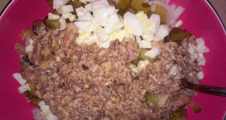 Салат из консервированной сайры с яйцом, рисом и соленым огурцом