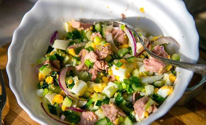 Салат из печени трески с яйцом