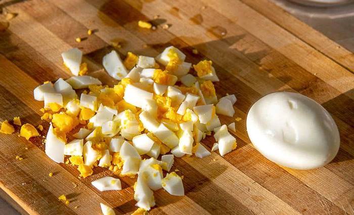 Салат из печени трески с яйцом