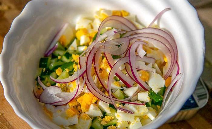 Салат из печени трески с яйцом