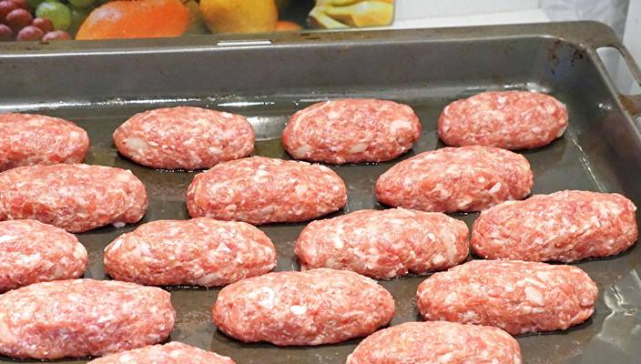 Котлеты с картошкой на одном противне в духовке