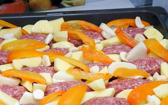 Котлеты с картошкой на одном противне в духовке