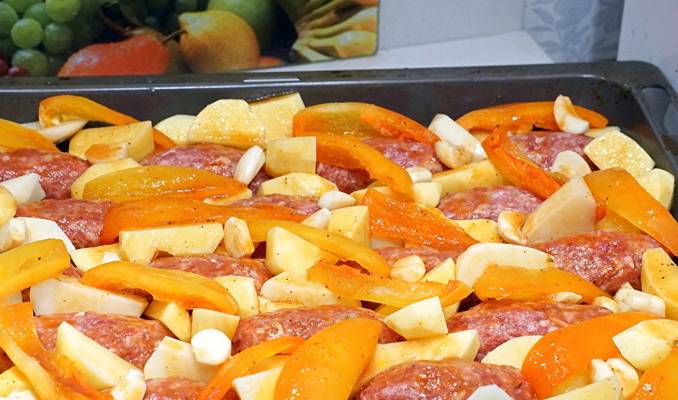 Котлеты с картошкой на одном противне в духовке