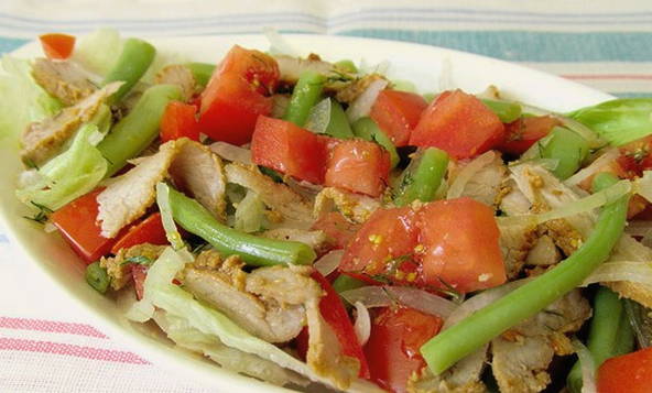 Салат из стручковой фасоли с мясом и соевым соусом