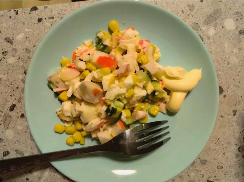 Салат из крабового мяса с огурцом и яйцом