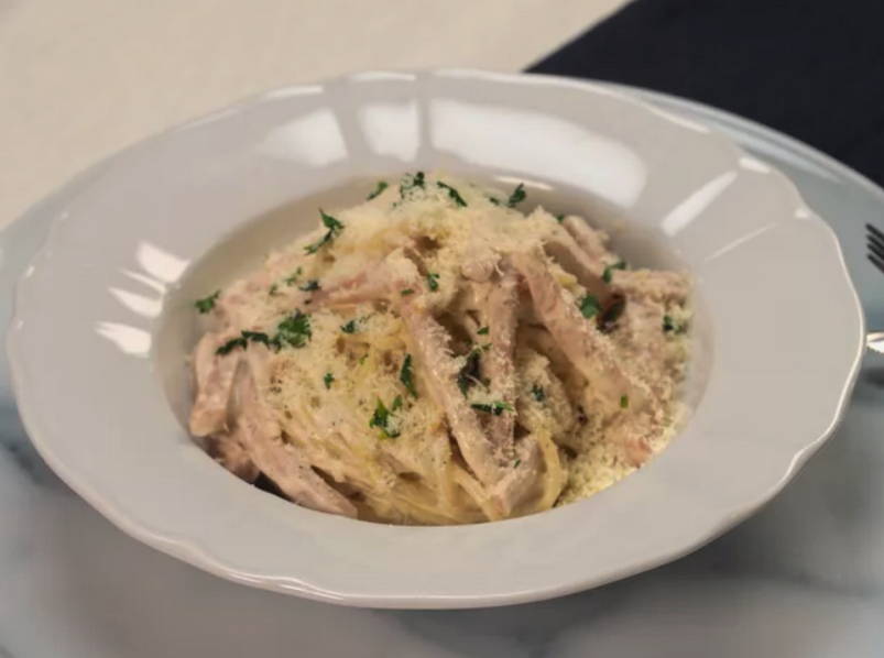 Макароны с ветчиной и сыром в сливочном соусе