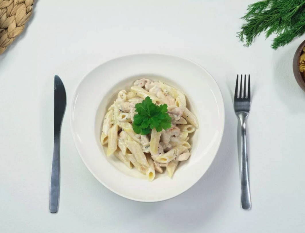 Макароны с куриной грудкой в сливочном соусе