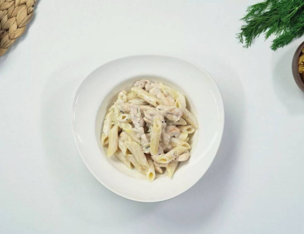 Макароны с куриной грудкой в сливочном соусе