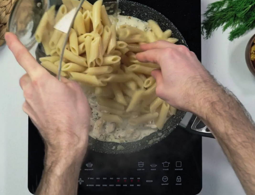Макароны с куриной грудкой в сливочном соусе