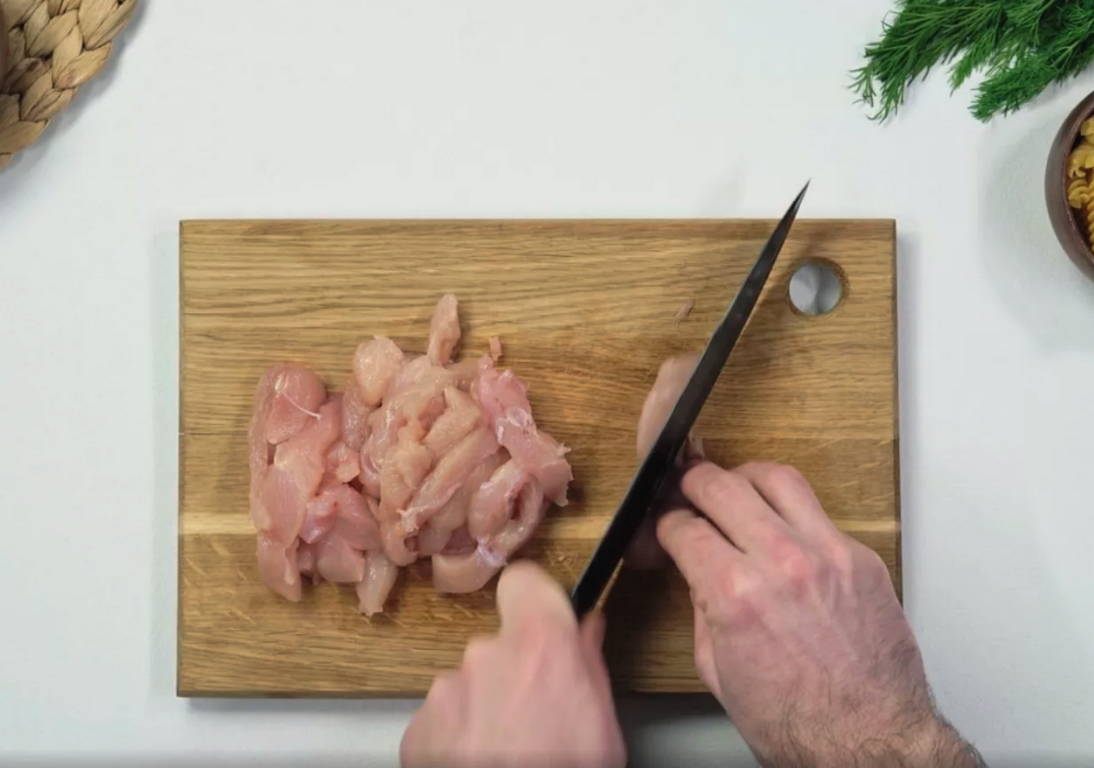 Макароны с куриной грудкой в сливочном соусе