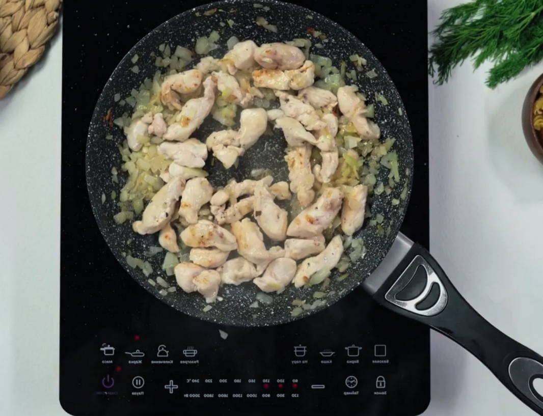 Макароны с куриной грудкой в сливочном соусе