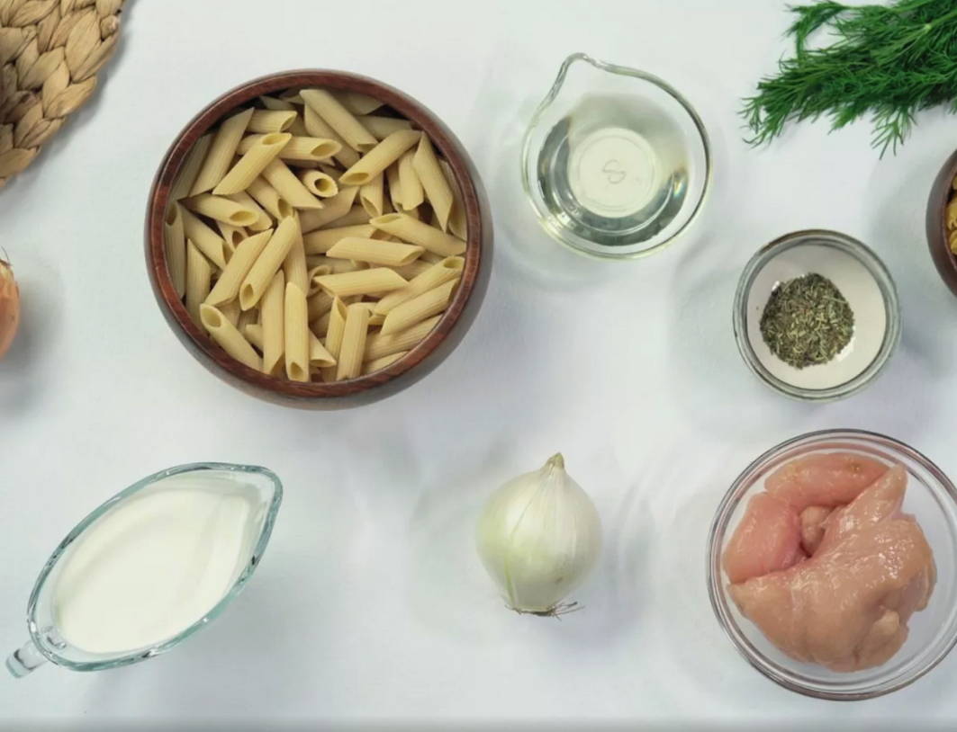 Макароны с куриной грудкой в сливочном соусе