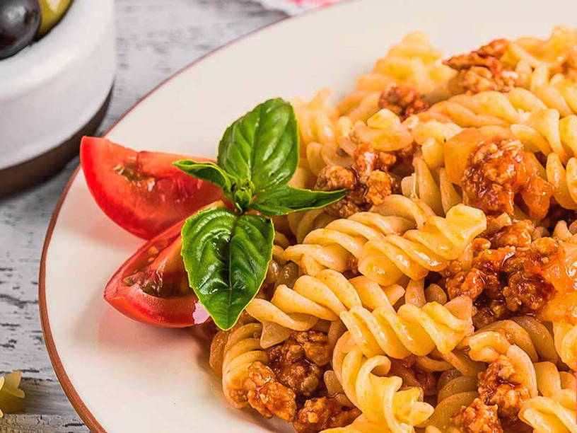 Макароны с фаршем в казане