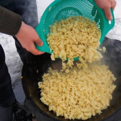 Макароны с фаршем в казане