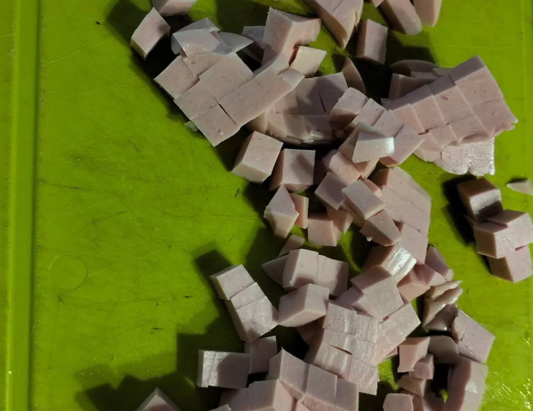 Салат из свежих огурцов с яйцом и колбасой Салат из свежих огурцов с яйцом и колбасой