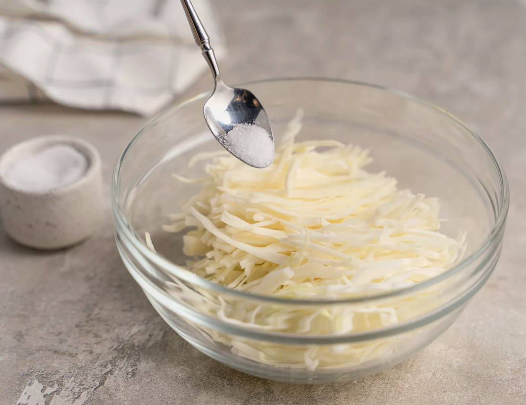 Салат из свежей капусты с огурцом и уксусом Салат из свежей капусты с огурцом и уксусом