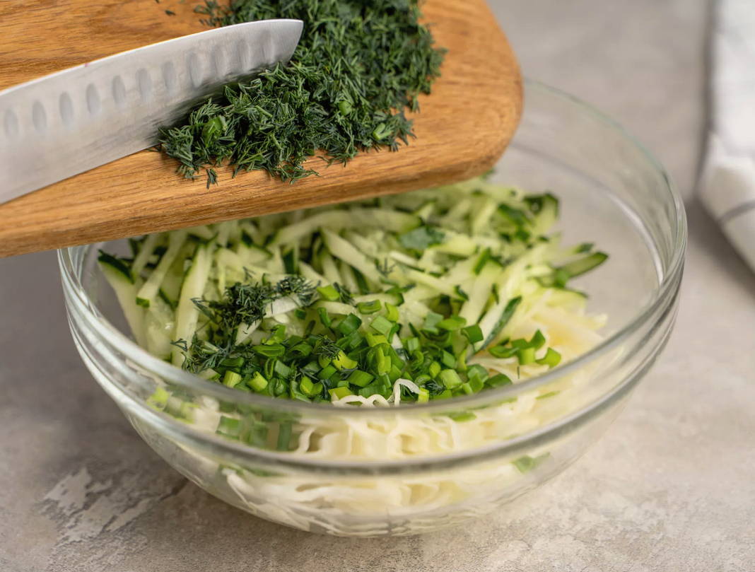 Салат из свежей капусты с огурцом и уксусом Салат из свежей капусты с огурцом и уксусом