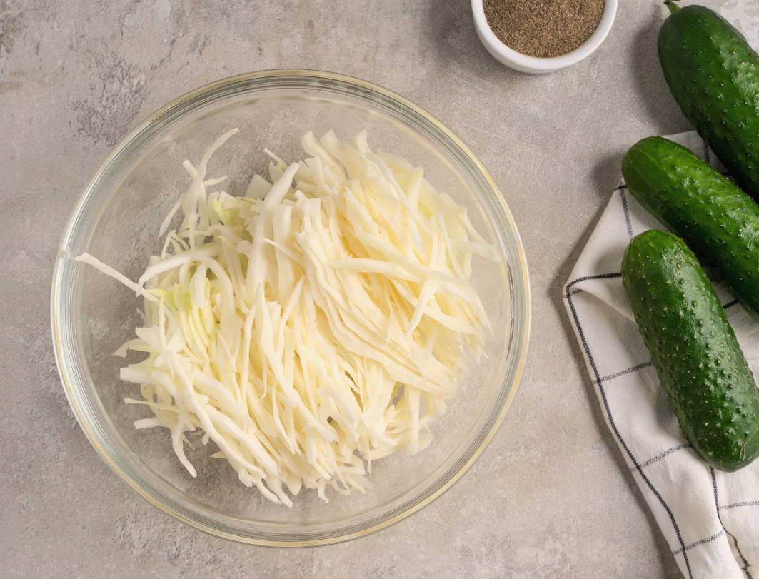 Салат из свежей капусты с огурцом и уксусом Салат из свежей капусты с огурцом и уксусом