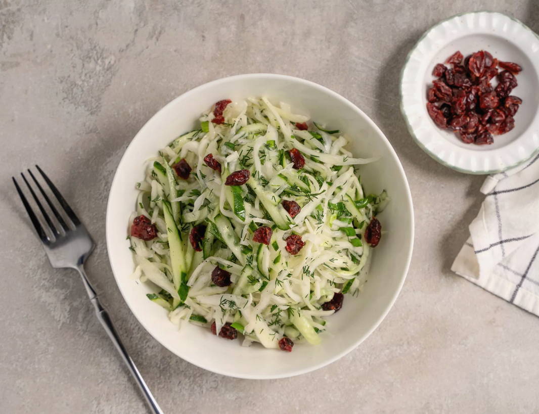 Салат из свежей капусты с огурцом и уксусом Салат из свежей капусты с огурцом и уксусом