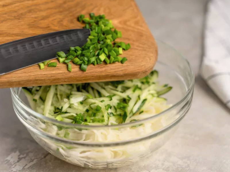 Салат из свежей капусты с огурцом и уксусом Салат из свежей капусты с огурцом и уксусом