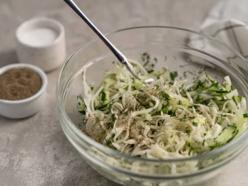 Салат из свежей капусты с огурцом и уксусом Салат из свежей капусты с огурцом и уксусом