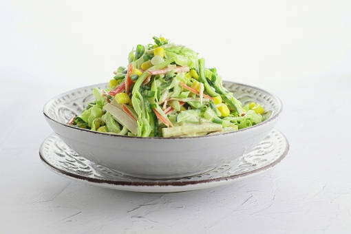 Салат из свежей капусты с крабовыми палочками и кукурузой