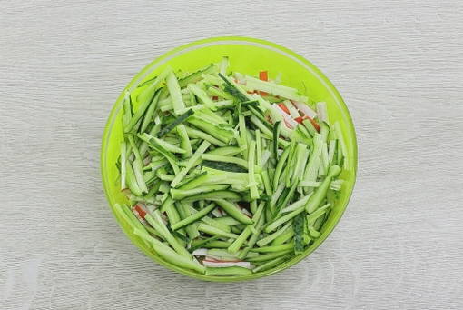 Салат из свежей капусты с крабовыми палочками и кукурузой Салат из свежей капусты с крабовыми палочками и кукурузой