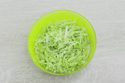 Салат из свежей капусты с крабовыми палочками и кукурузой Салат из свежей капусты с крабовыми палочками и кукурузой