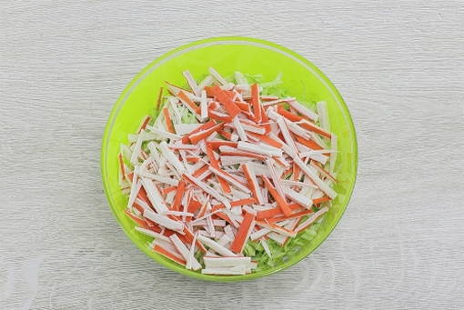 Салат из свежей капусты с крабовыми палочками и кукурузой Салат из свежей капусты с крабовыми палочками и кукурузой