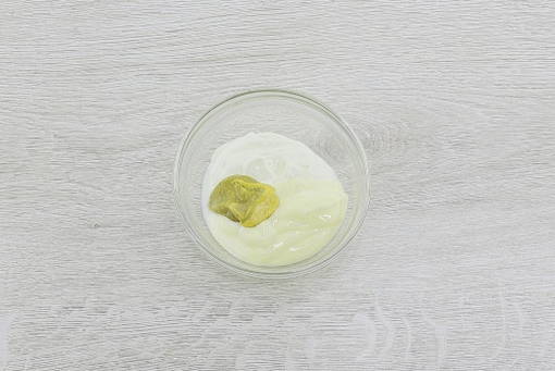Салат из свежей капусты с крабовыми палочками и кукурузой Салат из свежей капусты с крабовыми палочками и кукурузой