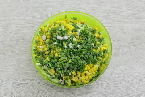 Салат из свежей капусты с крабовыми палочками и кукурузой Салат из свежей капусты с крабовыми палочками и кукурузой