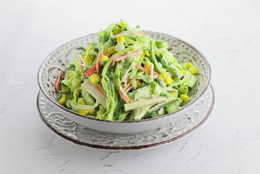 Салат из свежей капусты с крабовыми палочками и кукурузой Салат из свежей капусты с крабовыми палочками и кукурузой