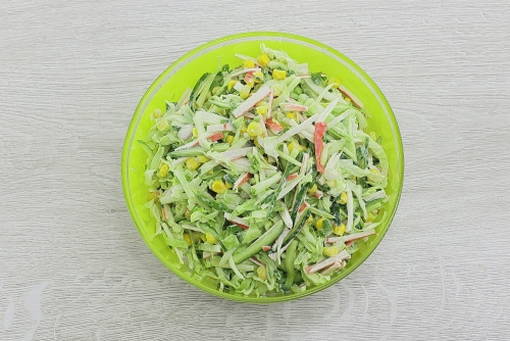 Салат из свежей капусты с крабовыми палочками и кукурузой Салат из свежей капусты с крабовыми палочками и кукурузой
