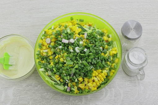 Салат из свежей капусты с крабовыми палочками и кукурузой Салат из свежей капусты с крабовыми палочками и кукурузой