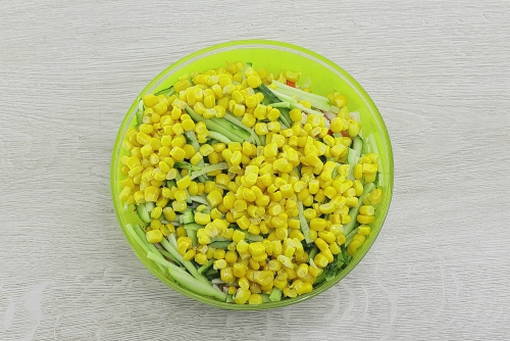 Салат из свежей капусты с крабовыми палочками и кукурузой Салат из свежей капусты с крабовыми палочками и кукурузой