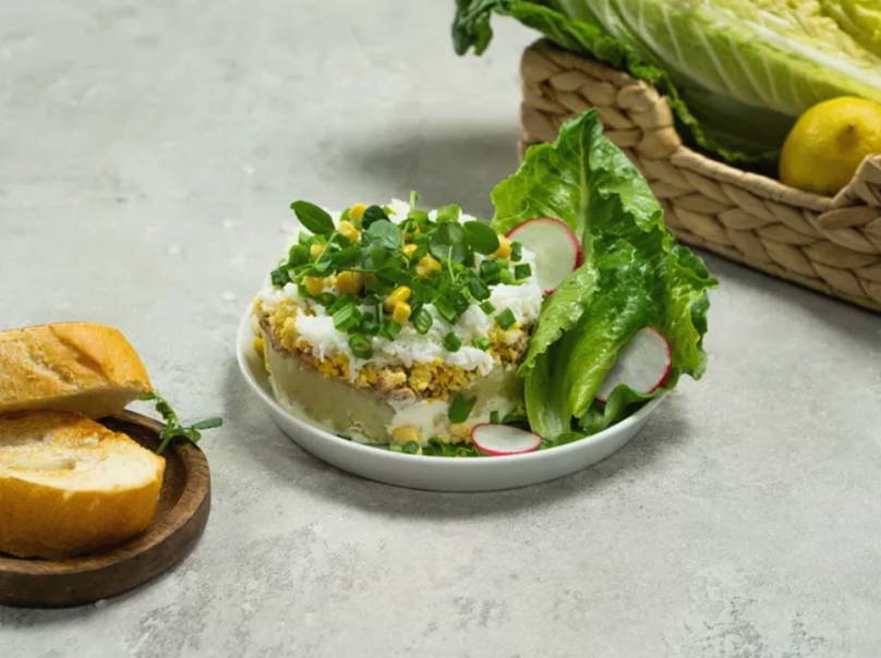 Салат из сардины, консервированной с яйцом и огурцом