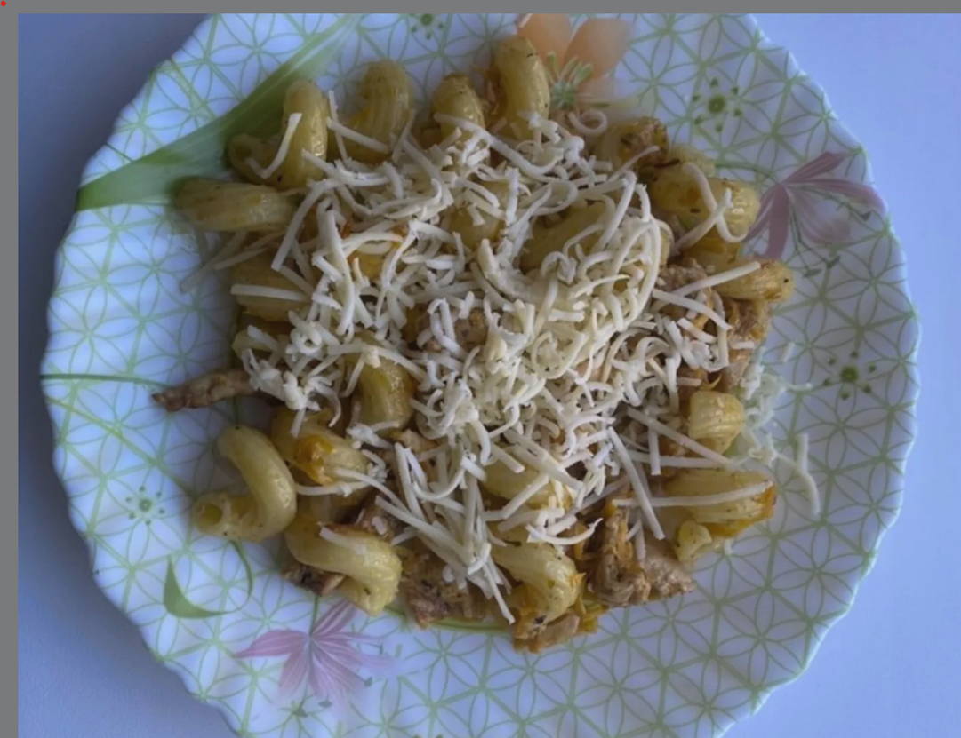Макароны с курицей и сметаной на сковороде
