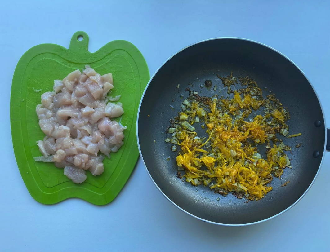 Макароны с курицей и сметаной на сковороде