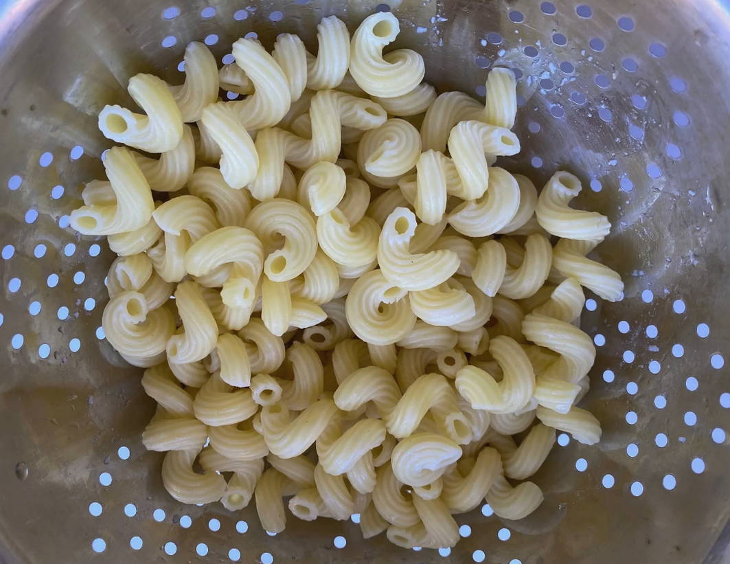 Макароны с курицей и сметаной на сковороде