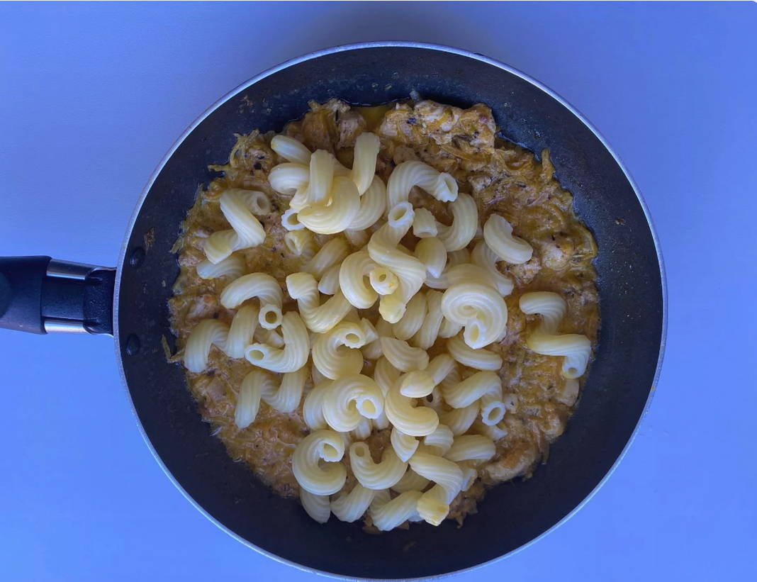 Макароны с курицей и сметаной на сковороде