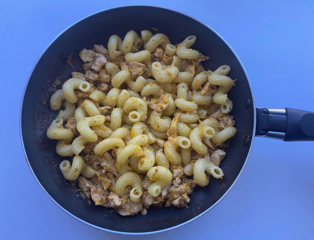 Макароны с курицей и сметаной на сковороде