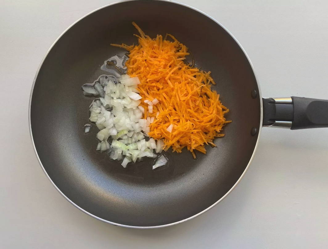 Макароны с курицей и сметаной на сковороде